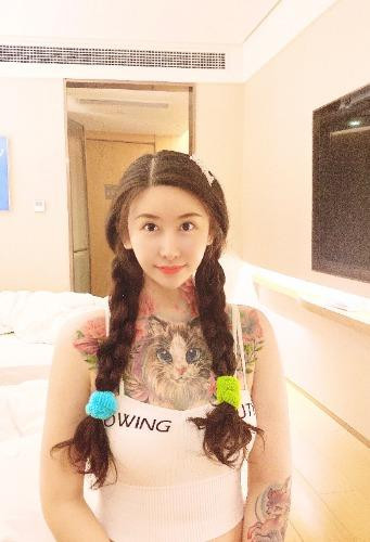 前凸后翘纹身妹妹